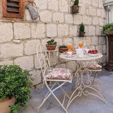 엠퍼러스 스위트 아파트