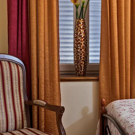 엠퍼러스 스위트 아파트 *